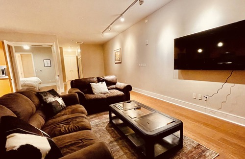 Waller Creek District Condo | Vacation Downtown Austin with hot tub