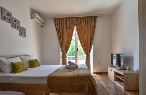 Gjerana Apartment | Vacation Flat w Garden and Balcony in Ulcinj