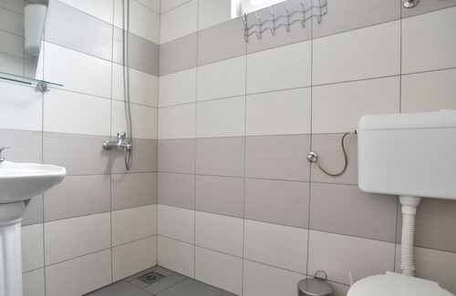 Gjerana Apartment | Vacation Flat w Garden and Balcony in Ulcinj