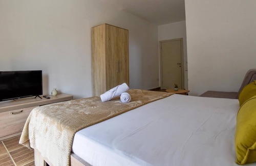 Gjerana Apartment | Delightful Vacation Flat with Garden and Balcony in Ulcinj