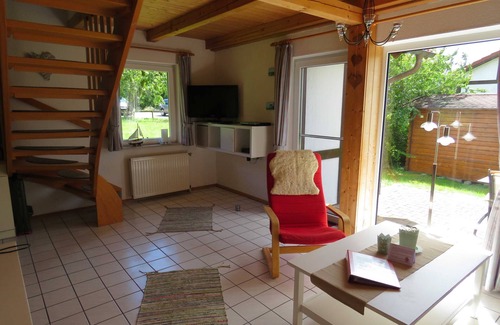 Hollern House | Pet-Friendly Holiday House Scout 60 with Ocean Views