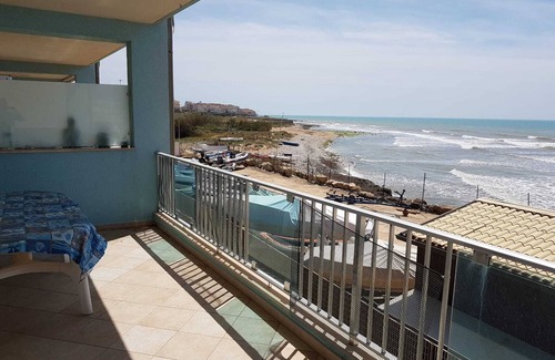 Casuzze Apartment | Beachfront Vacation Home: Perfect for Families and Pets!