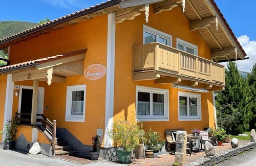 Muhlbach im Pinzgau Apartment | Family-Friendly Holiday House with Kitchen & Cozy Accommodations