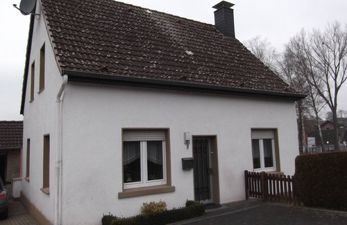 Moehnesee Apartment | Spacious 4-Bedroom Vacation Home with Breakfast Included