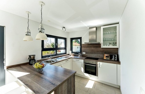 Worthsee Apartment | Oceanfront Ferienhaus am Wörthsee with Family-Friendly Amenities