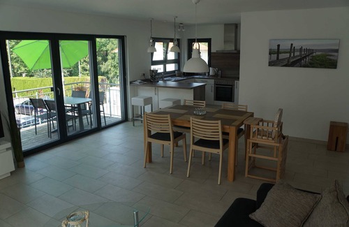 Worthsee Apartment | Oceanfront Ferienhaus am Wörthsee with Family-Friendly Amenities