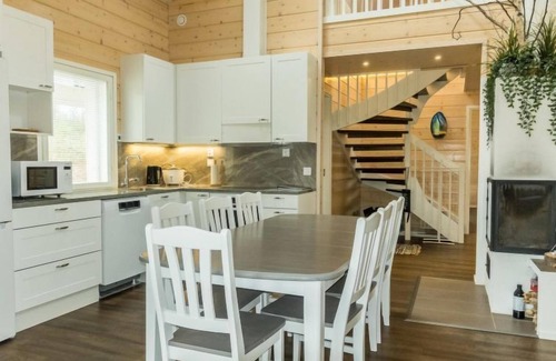 Rovaniemi House | Relaxing Lake View Retreat at Vacation Home Aurora