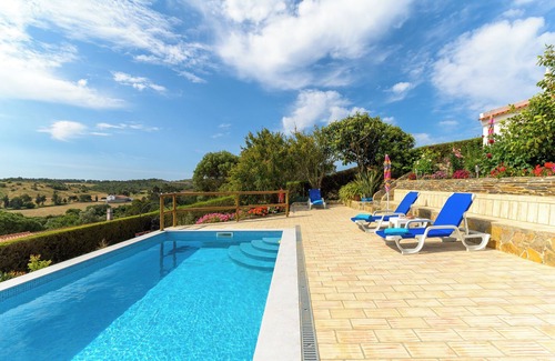 Monte dos Cairos House | Relaxing Getaway at Bela Casa with Pool & Ocean View