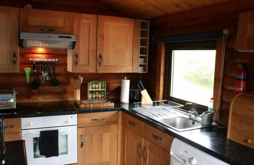 South Laggan House | Idyllic Birch Vacation Home with Lake View & Spa Amenities