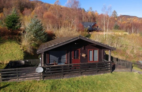 South Laggan House | Idyllic Birch Vacation Home with Lake View & Spa Amenities