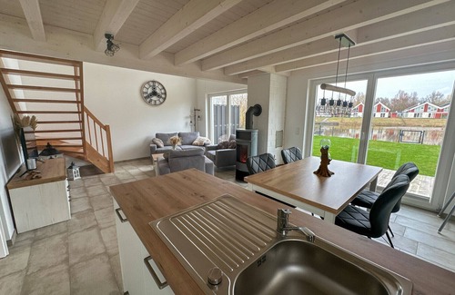 Nordhorn House | Idyllic Lakefront Retreat with Sauna and Hot Tub