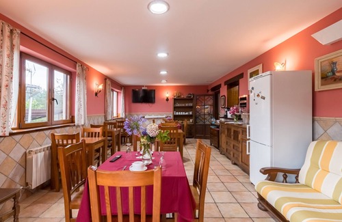 Hazas de Cesto House | Casa Madrazo: Mountain View Retreat with Private Pool & Wi-Fi