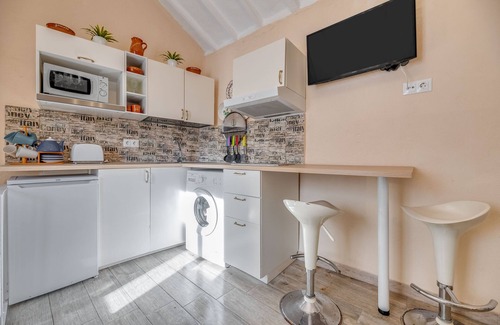 Ojen House | Cozy Vacation Home "Camelia" with Wi-Fi & Spa Amenities