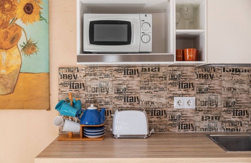 Ojen House | Cozy Vacation Home "Camelia" with Wi-Fi & Spa Amenities