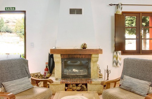 Camacha House | Vacation Home "Casa Flor Estrelicia" with Mountain View, Private Terrace & Wi-Fi