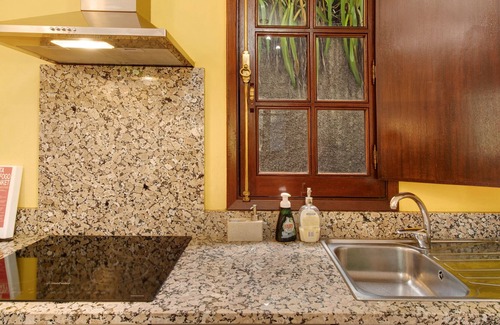Camacha House | Vacation Home "Casa Flor Estrelicia" with Mountain View, Private Terrace & Wi-Fi