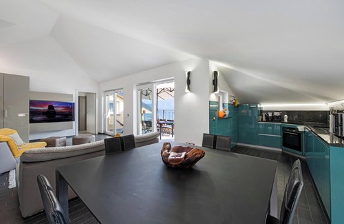 Colonno House | Colonno Penthouse: Lake Views, Infinity Pool & Whirlpool