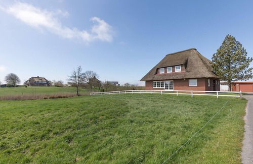Hattstedtermarsch House | Beautiful Holiday Home Käptns Hus with Oceanfront Views
