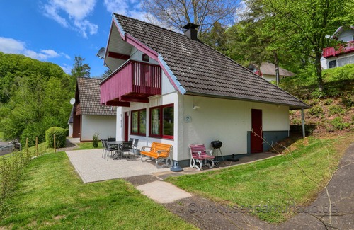 Kirchheim House | Idyllic Lake View Vacation Home for 6 with Pool & Spa