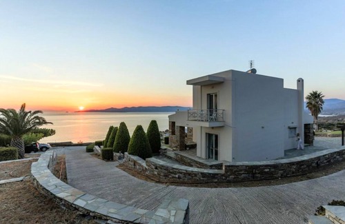 Karystos House | Spacious Akrotiri Vacation Home for 10 with Oceanfront Pool
