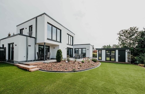 Sassenburg House | Spacious Vacation Home for 12 with Oceanfront Views