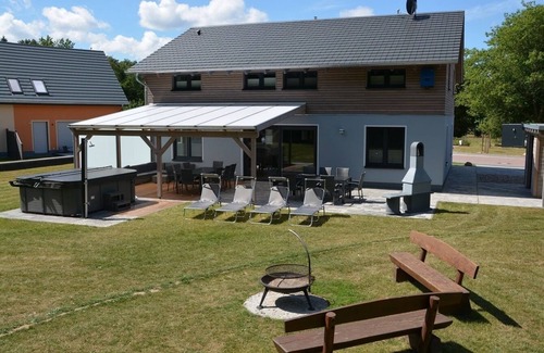 Muritz House | Spacious Vacation Home for 16 Guests with Ocean View