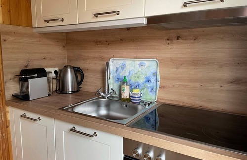 Warin House | Cozy Oceanfront Vacation Home for 4 Guests in Warin