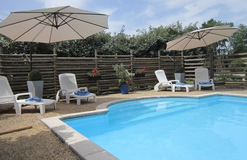 Lunas House | Cozy Wooden House with Private Pool for 4 in Lunas