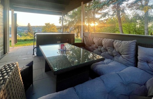 Wasungen House | Cozy Vacation Home for 5 with Pool and Ocean View