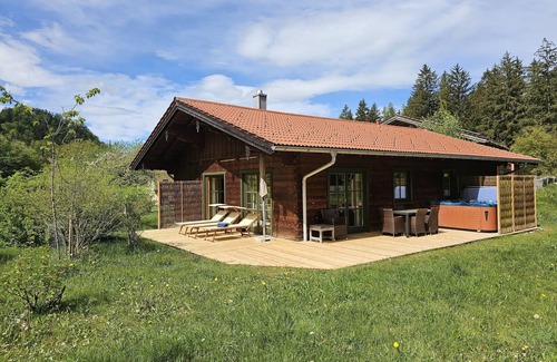 Ruhpolding House | Cozy Vacation Home for 6 Guests with Spa & Ocean View