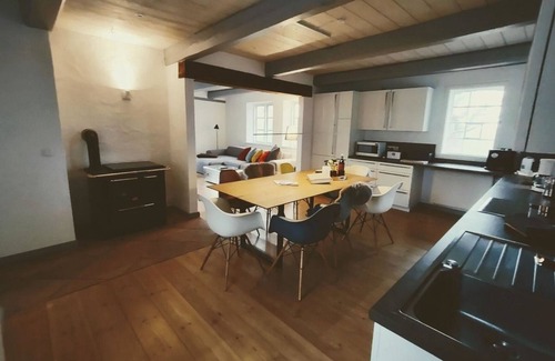 Poppenbull House | Spacious Vacation Home for 8 Guests with Ocean Views
