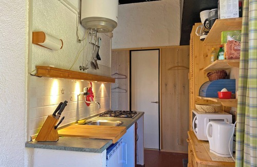 Aer Apartment | Cozy Vacation Home for 5 with Pool and Breakfast Included
