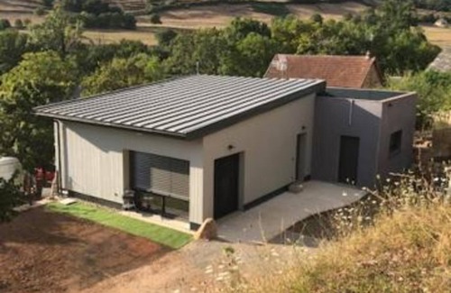 Sebrazac House | Gîte Du Travers: Private Terrace, A/C & Wi-Fi Awaits