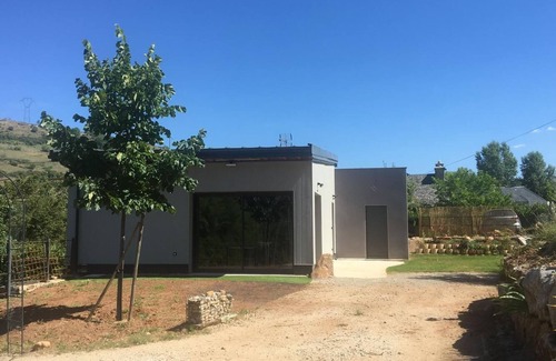 Sebrazac House | Gîte Du Travers: Private Terrace, A/C & Wi-Fi Awaits
