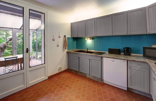 Lauris House | Inviting Holiday Home in Luberon, Provence with Free WiFi