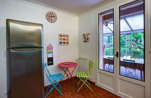 Lauris House | Inviting Holiday Home in Luberon, Provence with Free WiFi