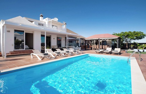 Conil House | Vacation Home 'Ladera De Conil' with Sea View, Wi-Fi and Air Conditioning
