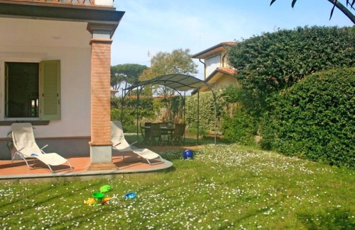 Forte dei Marmi House | Oceanfront Vacation Home Marzia with Spa and Breakfast