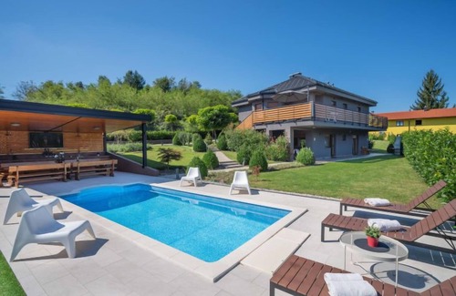 Bosiljevo House | Pet-Friendly Retreat Mia with Pool & Spa – Rated 10/10