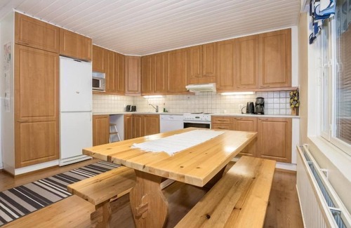 Iisalmi House | Relax at Oriaho: Scenic Lake Views and Family-Friendly Comfort