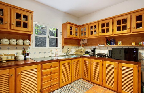 Santana House | Guest Rated Retreat with Mountain View & Private Terrace