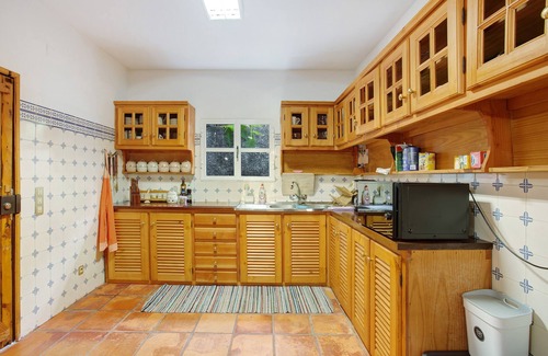 Santana House | Guest Rated Retreat with Mountain View & Private Terrace