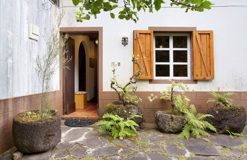 Santana House | Guest Rated Retreat with Mountain View & Private Terrace