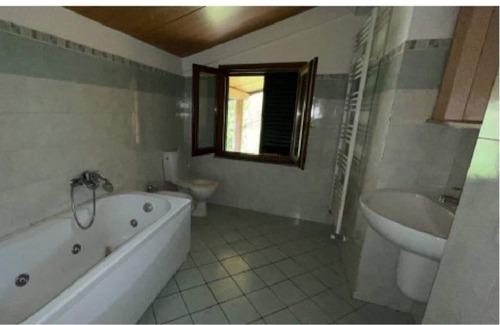 Gallicano House | Vacation Home "Relais In Spa La Grotta Del Vento" with Mountain View, Shared Pool & Wi-Fi