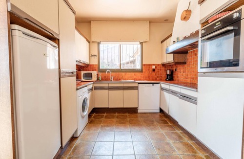 Plage de la Garonnette Villa | Cozy Vacation Home with Sea View, Steps from the Beach