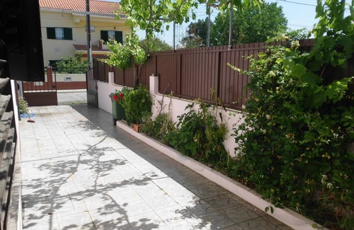 Corroios Villa | Ideal Oceanfront Vacation Home with Pet-Friendly Amenities