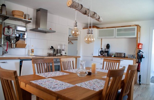 Kalubbe House | Wellness Oasis Retreat for 7 with Spa and Hot Tub