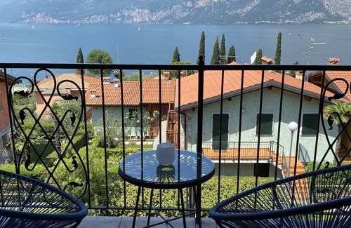 Assenza House | Serene Vacation Home with Private Garden & Scenic Views