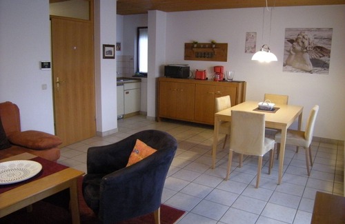 Dipperz House | Pet-Friendly Escape with Spa and Pool at House