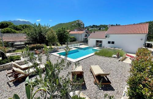 Zadvarje House | Indulge in Vacation House Lavanda with Heated Pool